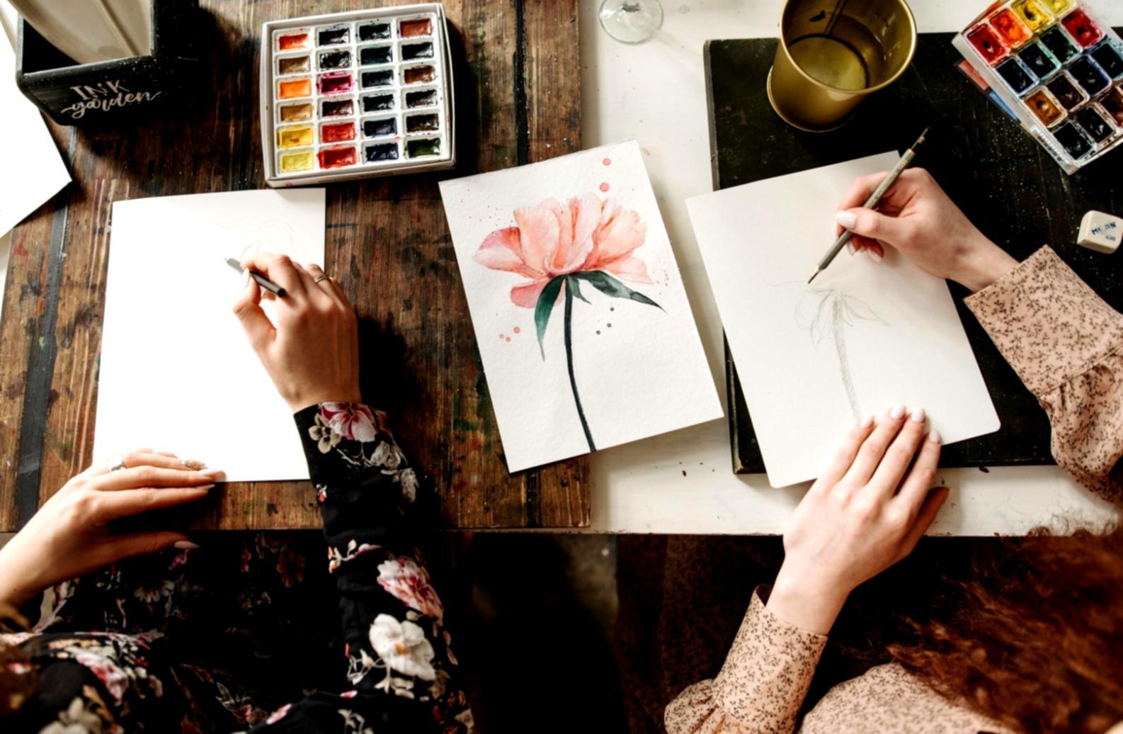 Atelier de dessin fantasy avec élèves concentrés sur leurs créations de personnages imaginaires